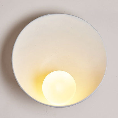 Runde Wandleuchte aus Kunstharz und Eisen mit satiniertem Glas