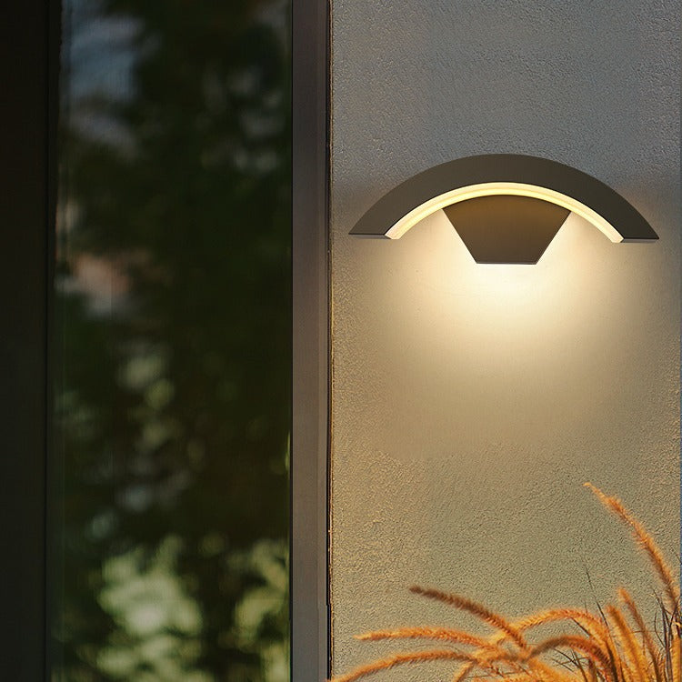 Moderne geschwungene IP65 LED-Außenwandleuchte