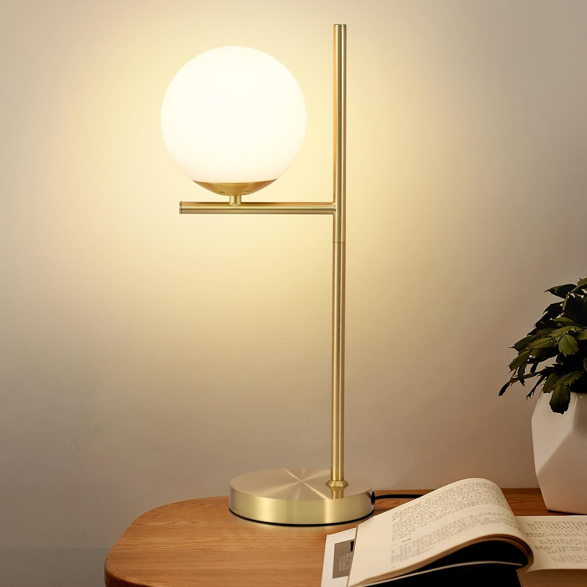 Tischleuchte mit goldfarbenem Messing und weißem Glaskugel-Schirm