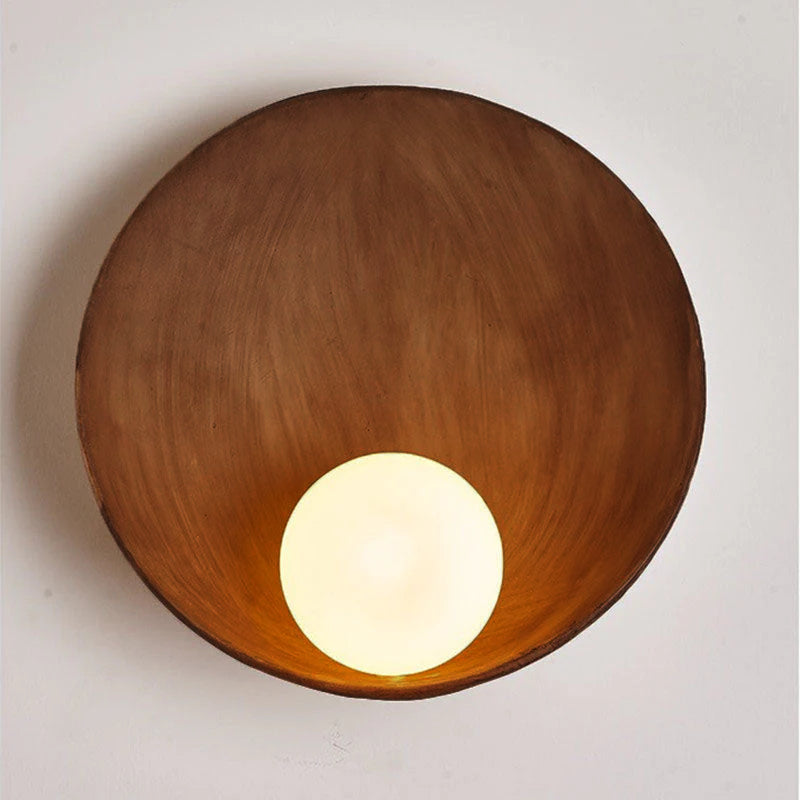 Runde Wandleuchte aus Kunstharz und Eisen mit satiniertem Glas