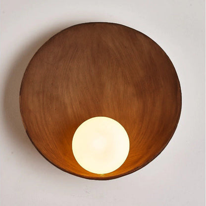 Runde Wandleuchte aus Kunstharz und Eisen mit satiniertem Glas