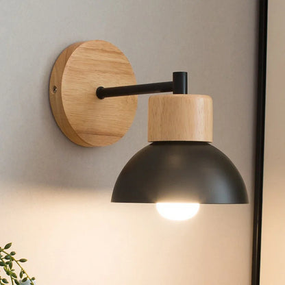 Wandleuchte aus Holz & Metall