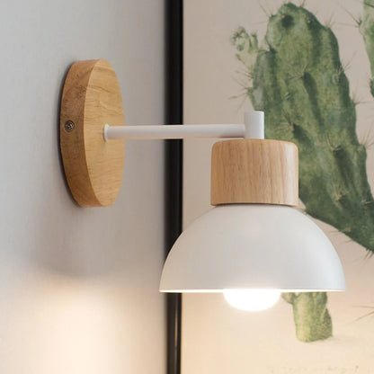 Wandleuchte aus Holz & Metall