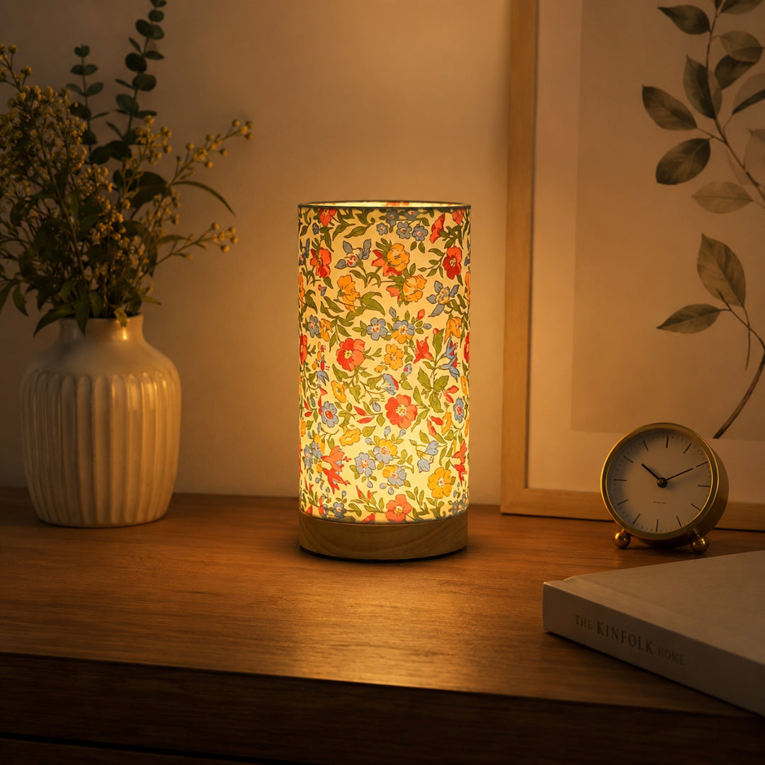 Moderne Holz-Tischleuchte mit USB-Anschluss