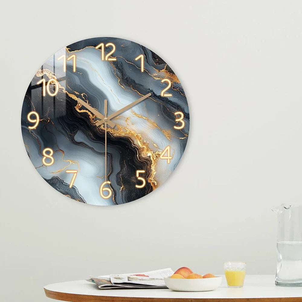 Wanduhr in Blau & Gold-Marmoroptik