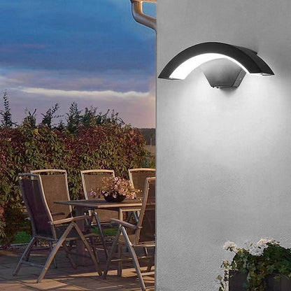 Moderne geschwungene IP65 LED-Außenwandleuchte